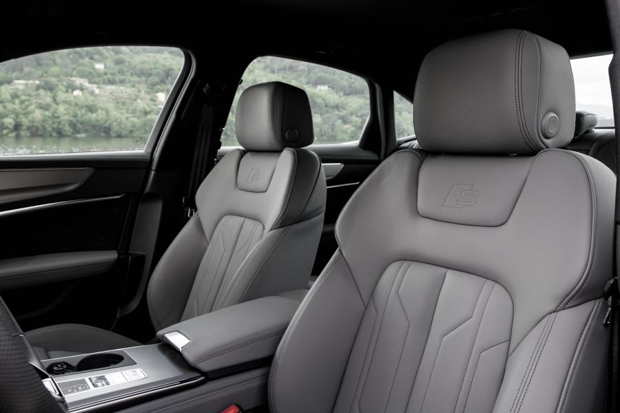 Интерьер Audi A6 40 TDI Quattro (C8) 2018 года  (WW) (фото 14 из 24)